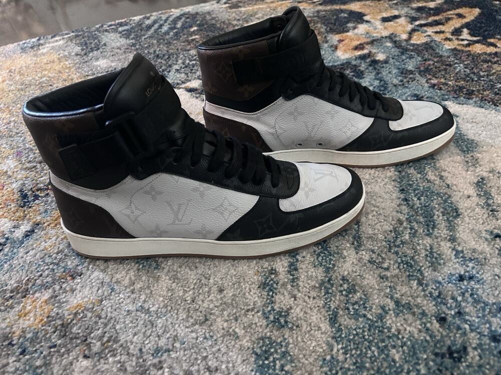 AUTHENTIC LOUIS VUITTON RIVOLI TRIPLE MONOGRAM SNEAKERS LV SZ 9(fits USA 10)